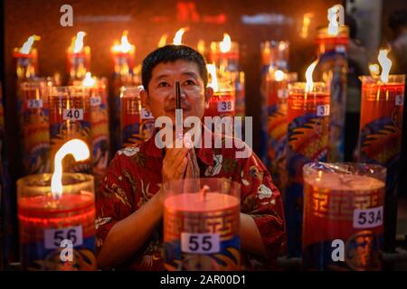 Makassar, Indonésie. 24 janvier 2020. Un homme prie pendant la célébration au temple de Xian Ma à Makassar.Des Centaines de bougies sont allumées à minuit et Des Prières pour le nouvel an lunaire chinois comme expression de gratitude pour toute la fortune et pour l'espoir d'une meilleure vie dans l'année du rat. Crédit: Sopa Images Limited/Alay Live News Banque D'Images