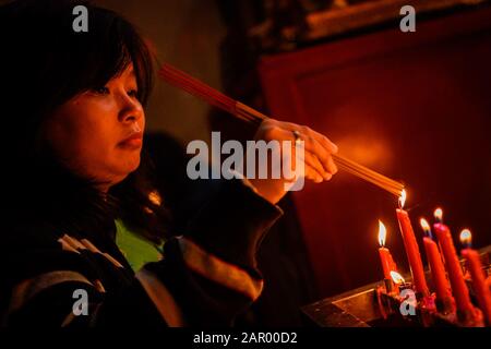 Makassar, Indonésie. 24 janvier 2020. Une femme brûle de l'encens pendant la célébration au temple Xian Ma à Makassar.Des Centaines de bougies sont allumées à minuit et Des Prières pour le nouvel an lunaire chinois comme expression de gratitude pour toute la fortune et pour l'espoir d'une meilleure vie dans l'année du rat. Crédit: Sopa Images Limited/Alay Live News Banque D'Images