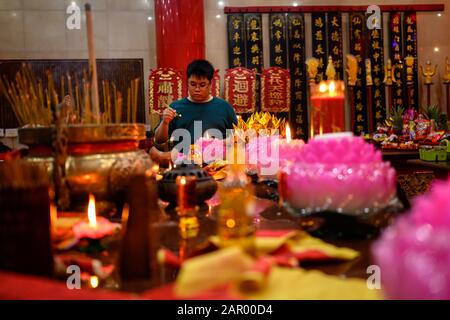 Makassar, Indonésie. 24 janvier 2020. Un homme brûle de l'encens pendant la célébration au temple Xian Ma à Makassar.Des Centaines de bougies sont allumées à minuit et Des Prières pour le nouvel an lunaire chinois comme expression de gratitude pour toute la fortune et pour l'espoir d'une meilleure vie dans l'année du rat. Crédit: Sopa Images Limited/Alay Live News Banque D'Images