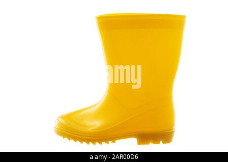 Bottes de pluie en caoutchouc jaune pour les enfants isolé sur fond blanc Banque D'Images