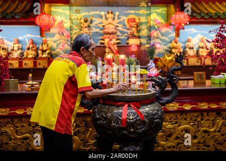 Makassar, Indonésie. 24 janvier 2020. Un homme allume l'encens pendant la célébration au temple Xian Ma à Makassar.Des Centaines de bougies sont allumées à minuit et Des Prières pour le nouvel an lunaire chinois comme expression de gratitude pour toute la fortune et pour l'espoir d'une meilleure vie dans l'année du rat. Crédit: Sopa Images Limited/Alay Live News Banque D'Images
