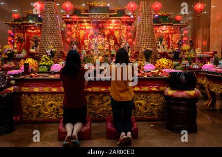 Makassar, Indonésie. 24 janvier 2020. Les femmes prient pendant la célébration au temple de Xian Ma à Makassar.Des Centaines de bougies sont allumées à minuit et Des Prières pour le nouvel an lunaire chinois comme expression de gratitude pour toute la fortune et pour l'espoir d'une meilleure vie dans l'année du rat. Crédit: Sopa Images Limited/Alay Live News Banque D'Images