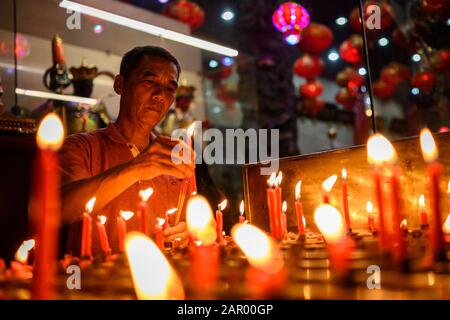 Makassar, Indonésie. 24 janvier 2020. Un homme allume des bougies pendant la célébration au temple Xian Ma à Makassar.Des Centaines de bougies sont allumées à minuit et Des Prières pour le nouvel an lunaire chinois comme expression de gratitude pour toute la fortune et pour l'espoir d'une meilleure vie dans l'année du rat. Crédit: Sopa Images Limited/Alay Live News Banque D'Images