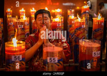 Makassar, Indonésie. 24 janvier 2020. Un homme prie pendant la célébration au temple de Xian Ma à Makassar.Des Centaines de bougies sont allumées à minuit et Des Prières pour le nouvel an lunaire chinois comme expression de gratitude pour toute la fortune et pour l'espoir d'une meilleure vie dans l'année du rat. Crédit: Sopa Images Limited/Alay Live News Banque D'Images