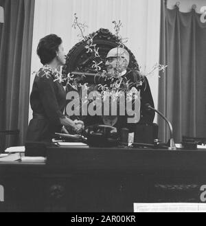 M. Kortenhorst, 75 ans. Adoration à la Chambre des Représentants. Mme Bon. E. F. Lemaire (PvdA) offre des fleurs à Kortenhorst Date: 14 novembre 1961 lieu: La Haye, Zuid-Holland mots clés: Politiciens, politique, anniversaires Nom personnel: Kortenhorst, L.G., Lemaire, Th. F. Banque D'Images