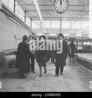 Retour De La Délégation D'Amsterdam De New York Date : 15 Novembre 1961 Lieu : Schiphol Mots Clés : Délégations Banque D'Images