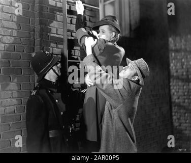 Evelyn ANKERS et BASIL RATHBONE comme SHERLOCK HOLMES dans LA PERLE DE LA MORT 1944 réalisateur ROY WILLIAM NEILL basé sur l'histoire Des Six Napoléons par ARTHUR CONAN DOYLE Universal Pictures Banque D'Images