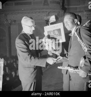 Prix Edison à John Coltrane dans Concertgebouw Date: 20 novembre 1961 lieu: Amsterdam, Noord-Holland mots clés: Jazz, musiciens, musique, prix Nom personnel: Coltrane John Nom de l'établissement: Concertgebouw, Edison Banque D'Images