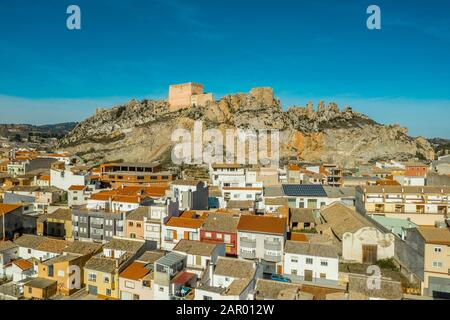 Vue panoramique aérienne du château médiéval d'Ayora d'origine arabe actuellement en restauration au-dessus de la ville d'Espagne Banque D'Images