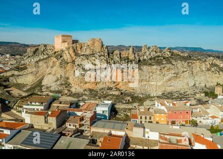 Vue panoramique aérienne du château médiéval d'Ayora d'origine arabe actuellement en restauration au-dessus de la ville d'Espagne Banque D'Images