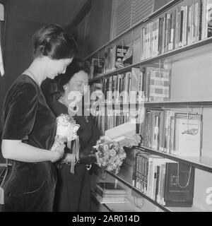 Mme van Hall ouvre la branche de la salle de lecture publique. Mme van Hall au cours de la tournée Date : 23 novembre 1961 mots clés : ouvertures, rondes Banque D'Images