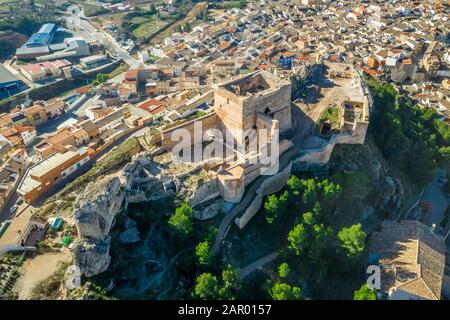 Vue panoramique aérienne du château médiéval d'Ayora d'origine arabe actuellement en restauration au-dessus de la ville d'Espagne Banque D'Images