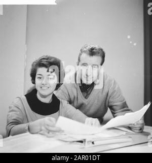 Teddy et Henk Scholten Aller à la télévision allemande Date: 11 décembre 1961 lieu: Allemagne mots clés: Artistes, télévision, chanteurs Nom personnel: Scholten, Henk, Scholten, Teddy Banque D'Images