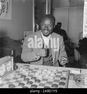 Tournoi international de brouillons à Amsterdam. Baba Sy Date: 2 January 1962 Lieu: Amsterdam, Noord-Holland Mots Clés: Damtourtournois Nom Personnel: Baba Sy Banque D'Images