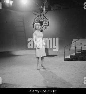 Télévision samedi soir. Chansonniere Française Jacqueline François Date : 14 Janvier 1962 Nom Personnel : François, Jacqueline Banque D'Images