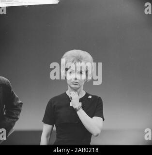 Télévision samedi soir. Chansonniere Française Jacqueline François Date : 14 Janvier 1962 Nom Personnel : François, Jacqueline Banque D'Images