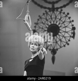 Télévision samedi soir. Chansonniere Française Jacqueline François Date : 14 Janvier 1962 Nom Personnel : François, Jacqueline Banque D'Images