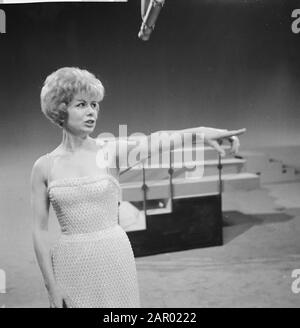 Télévision samedi soir. Chansonniere Française Jacqueline François Date : 14 Janvier 1962 Nom Personnel : François, Jacqueline Banque D'Images