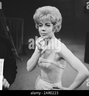 Télévision samedi soir. Chansonniere Française Jacqueline François Date : 14 Janvier 1962 Nom Personnel : François, Jacqueline Banque D'Images