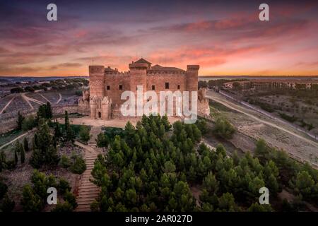 Vue aérienne du château de Belmonte à Cuenca Espagne avec des murs circulaires, six tours et tour d'hommage, galerie de façades en briques et portes du château avec dramatisation Banque D'Images