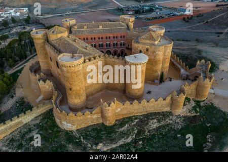 Vue aérienne du château de Belmonte à Cuenca Espagne avec des murs circulaires, six tours et tour d'hommage, galerie de façades en briques et portes du château avec dramatisation Banque D'Images