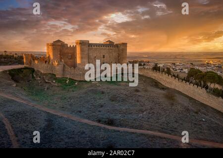 Vue aérienne du château de Belmonte à Cuenca Espagne avec des murs circulaires, six tours et tour d'hommage, galerie de façades en briques et portes du château avec dramatisation Banque D'Images