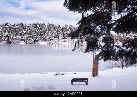 Saison d'hiver et scènes neigeuses du lac Abant et des villages voisins Banque D'Images