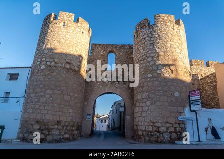 Porte médiévale de la ville avec 2 tours semi-circulaires garant l'entrée de la cité médiévale de Belmonte à Cuenca Espagne Banque D'Images