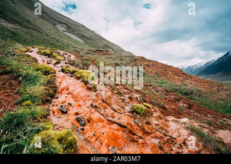 Région De Mtskheta-Mtianeti, Géorgie. Paysage Printanier Avec Sources Minérales Sur Terre Dans La Gorge De Truso Dans Le District De Kazbegi, Région De Mtskheta-Mtianeti, Georg Banque D'Images