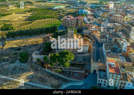 Vue aérienne du matin sur le château de Besano entièrement restauré à Valence avec ses remparts, ses tours et son donjon en Espagne Banque D'Images