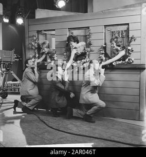 TV Wama show de Wamas en Rene van Vooren Date: 11 juin 1962 Nom personnel: Vooren, René van Nom institutionnel: WAMA Show Banque D'Images