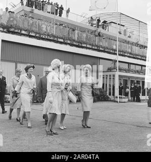 Princesses Irene en Margriet au Suriname et aux Antilles Date: 2 juillet 1962 lieu: Antilles néerlandaises mots clés: PRINSESSEN Nom personnel: Irene, princesse, Margriet, princesse Banque D'Images