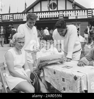 Championnats De Tennis À Hilversum, Krishnan (L) Valerie Forbes Et Akhtar Ali Date : 25 Juillet 1962 Lieu : Hilversum Mots Clés : Championnats De Tennis Nom Personnel : Akhtar Ali Banque D'Images