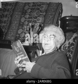 L'ancienne actrice Marie Faassen a 90 ans. Elle célèbre son anniversaire de sa maison sur Valeriusstraat. Date: 5 mars 1962 lieu: Amsterdam, Noord-Holland mots clés: Acteurs, théâtre Nom personnel: Faassen, M. Banque D'Images