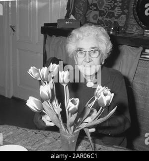 L'ancienne actrice Marie Faassen a 90 ans. Elle célèbre son anniversaire de sa maison sur Valeriusstraat. Date: 5 mars 1962 lieu: Amsterdam, Noord-Holland mots clés: Acteurs, théâtre Nom personnel: Faassen, M. Banque D'Images