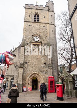 Téléphone rouge traditionnel à Carfax, Oxford avec Carfax Tower Banque D'Images