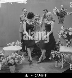 Rendez-vous TV Mies Bouwman et Isabelle Aubret Date : 24 mars 1962 Nom personnel : Bouwman, Mies Banque D'Images