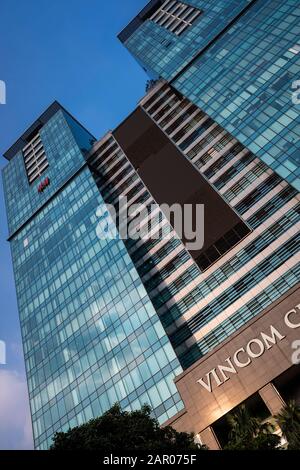 Le Vincom Center est principalement un centre commercial et un immeuble de bureaux, mais abrite également des appartements de luxe aux étages supérieurs, Ho Chi Minh City, Vietnam Banque D'Images