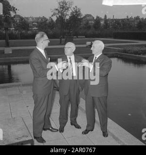 Trois hommes d'Aldermen ont dit au revoir, Steinmetz, Van t Hull e In t Veld Date: 3 septembre 1962 mots clés: Feeders, ALDERS Nom du personnage: Hull van T., In T. Veld Banque D'Images