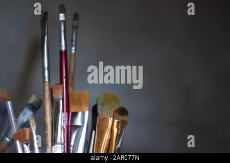 Diverses brosses pour la peinture dans un verre Banque D'Images