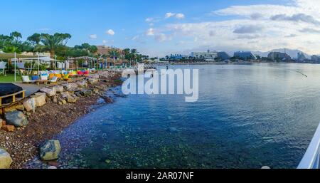 Eilat, Israël - 19 janvier 2020: Vue panoramique sur la côte, la promenade et les hôtels, avec des visiteurs. Eilat est la ville la plus au sud d'Israël Banque D'Images