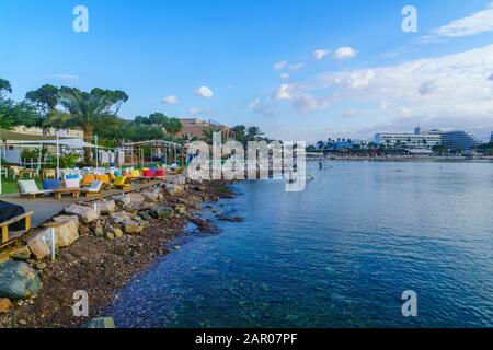 Eilat, Israël - 19 janvier 2020: Vue sur la côte, la promenade et les hôtels, avec les visiteurs. Eilat est la ville la plus au sud d'Israël Banque D'Images