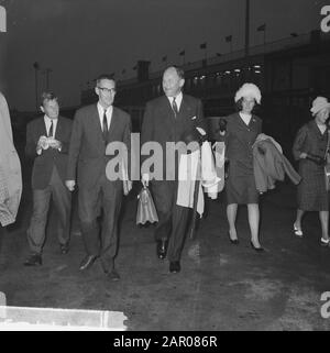 Le ministre Lun est revenu de son congé de Paris, le ministre Lun avec sa fille et sa femme Date: 25 octobre 1962 lieu: France, Paris mots clés: Filles, ministres, femmes Nom personnel: LUN, J. M.H., Lun, Joseph Banque D'Images