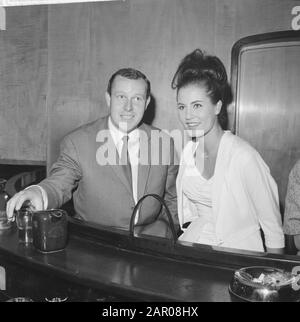 Miss World 1962 Miss World Rina Lodders retour à la maison avec le prix et l'argent globe, Rina Lodders et Hans Elsinga Date: 10 novembre 1962 mots clés: Miss, Miss élections Nom personnel: Elsinga, Hans, Lodders, Rina institution Nom: Miss monde Banque D'Images