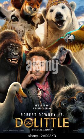 Dolittle (2020) réalisé par Stephen Gaghan et avec Robert Downey Jr., Antonio Banderas, Michael Sheen et Jim Broadbent. Le personnage bien aimé de l'immense Lofting Dr Dolittle revient sur le grand écran pour une mission de trouver un arbre de guérison et de sauver la Reine d'Angleterre. Banque D'Images