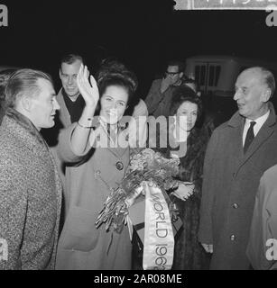 Miss World Rina Lodders retour à la maison avec le prix et l'argent globe Date: 10 novembre 1962 mots clés: Miss Personname: Lodders, Rina institution Nom: Miss World Banque D'Images