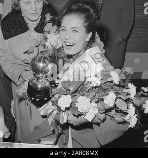 Miss World Rina Lodders retour à la maison avec le prix et l'argent globe Date: 10 novembre 1962 mots clés: Miss Personname: Lodders, Rina institution Nom: Miss World Banque D'Images