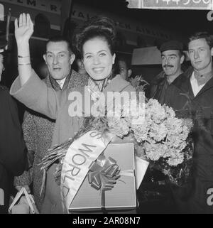 Miss World Rina Lodders retour à la maison avec le prix et l'argent globe Date: 10 novembre 1962 mots clés: Miss Personname: Lodders, Rina institution Nom: Miss World Banque D'Images