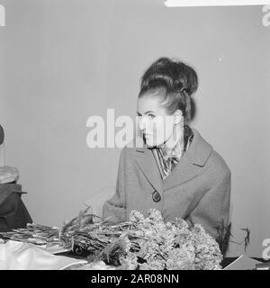 Miss World Rina Lodders retour à la maison avec le prix et l'argent globe Date: 10 novembre 1962 mots clés: Miss Personname: Lodders, Rina institution Nom: Miss World Banque D'Images