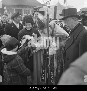 Entrée à Sinterklaas à Amsterdam. Présentateur de télévision Mies Bouwman avec le Sint Datate: 17 novembre 1962 lieu: Amsterdam, Noord-Holland mots clés: Entrées, présentateurs, festivités Sinterklaas Nom personnel: Bouwman, Mies, Sinterklaas Banque D'Images